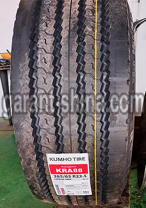 Kumho KRA88 (прицепная) 385/65 R22.5 164K 24PR - Фото протектора с этикетуой